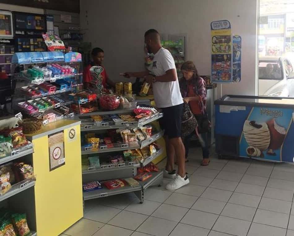 Maicon fotografado ajudando mulher em Porto Alegre