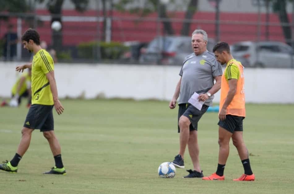 Antes de duelo com a LDU, Flamengo volta ao Ninho e Abel esconde o time