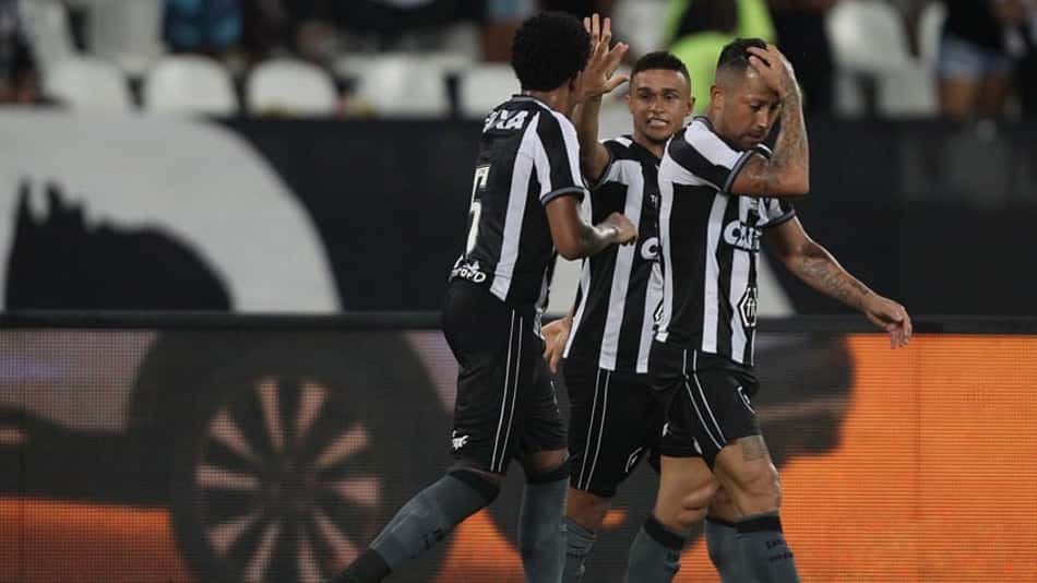 O Botafogo venceu o Cuiabá por 3 a 0, no Estádio Nilton Santos, e avançou à terceira fase da Copa do Brasil. Erik (2) e Rodrigo Pimpão marcaram os gols do triunfo alvinegro. Confira, a seguir, as notas do LANCE! (João Vitor Castanheira - joaovitor@lancenet.com.br)