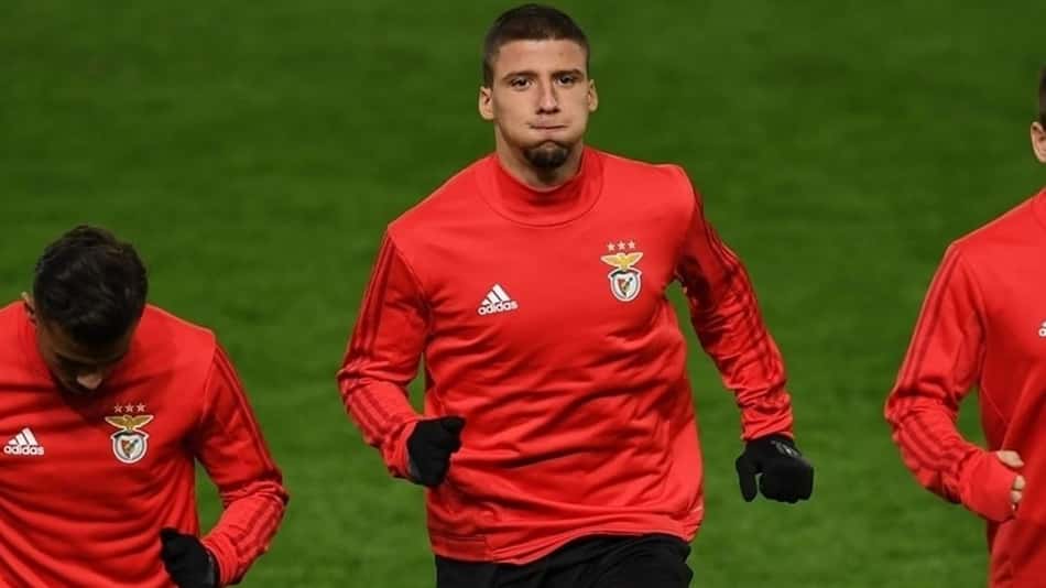 Real Madrid se interessa por zagueiros e meia do Benfica