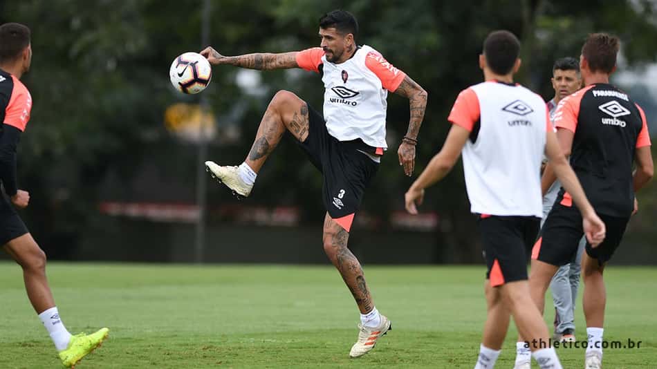Athletico renova o contrato de Lucho González por mais uma temporada