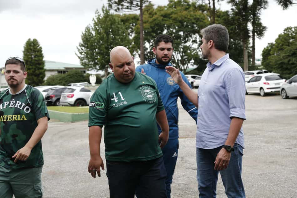Torcida Organizada do Coritiba faz protesto no CT