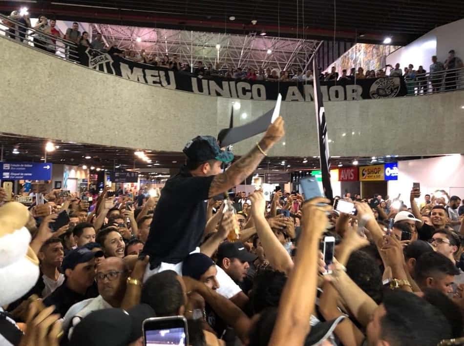 Torcida do Ceará lota aeroporto para festejar a volta de Leandro Carvalho