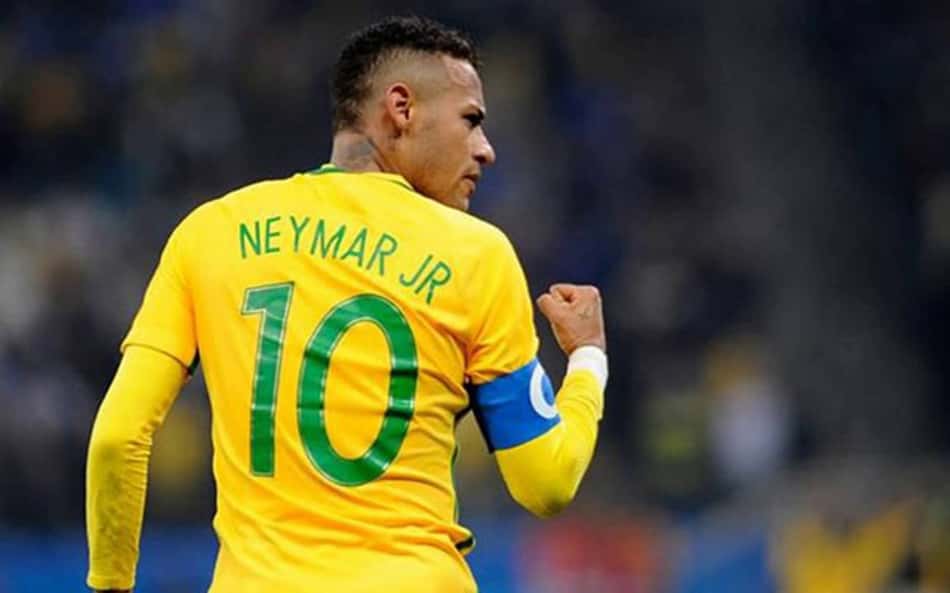 Comemorando gol pela Seleção Brasileira na