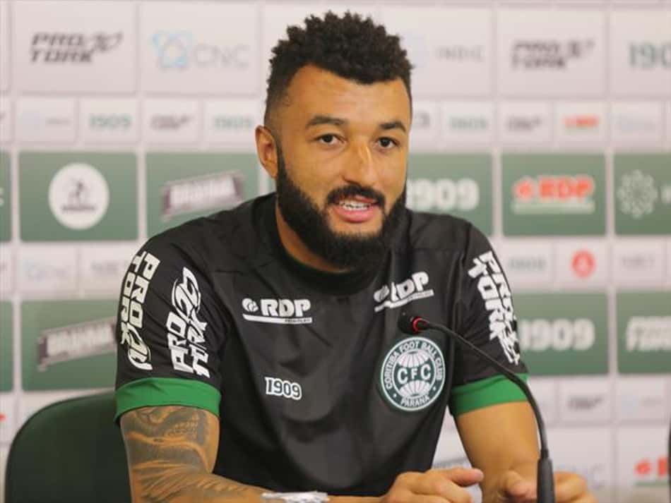 Alex Muralha é apresentado pelo Coritiba