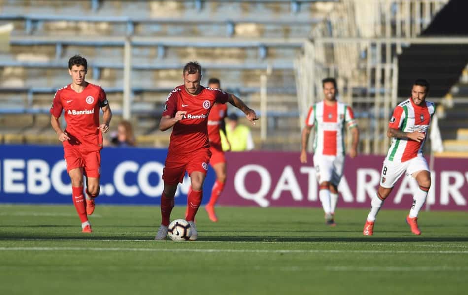 Sóbis marca, e Internacional bate Palestino na estreia na Libertadores