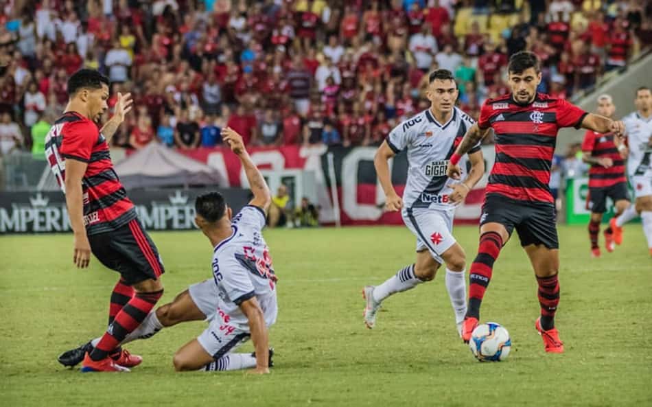 Neste sábado, o Flamengo vencia até os 50 minutos, quando levou gol de pênalti de Maxi López no empate em 1 a 1 com o Vasco. Antes, de Arrascaeta havia aberto o placar para os Rubro-Negros. Trio ofensivo formado pelo uruguaio, Everton Ribeiro e Vitinho foi o destaque do time. Por Fernanda Teixeira (fernandaisabel@lancenet.com.br)