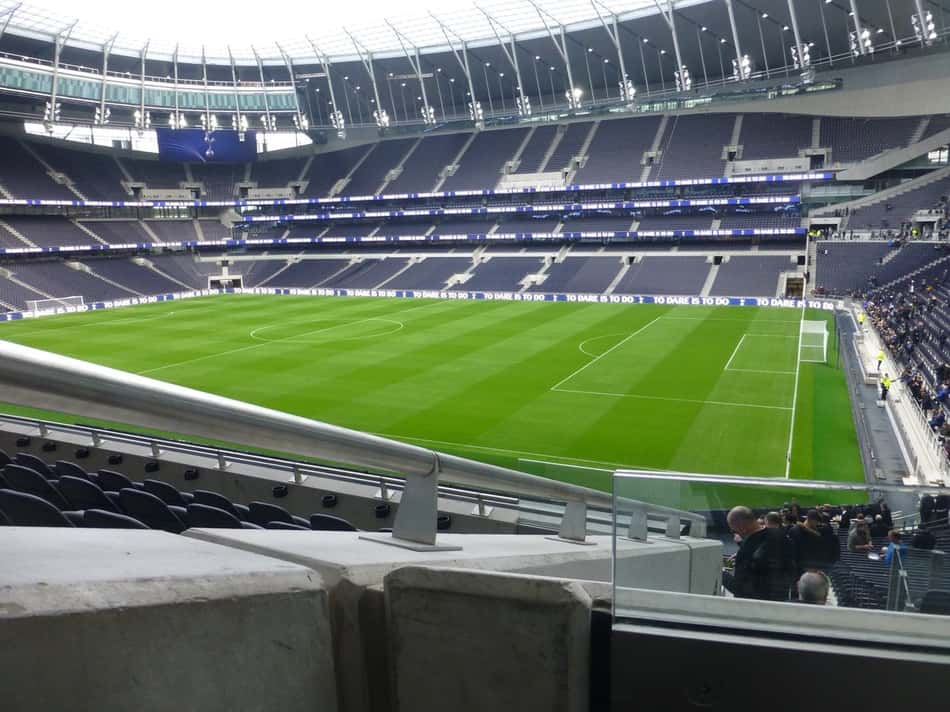 O Tottenham vai inaugurar, nas quartas de final da Champions League, o novo estádio do clube. A nova casa dos Spurs terá capacidade para 62 mil pessoas e foi construída ao lado de White Hart Lane, antigo estádio do clube londrino.