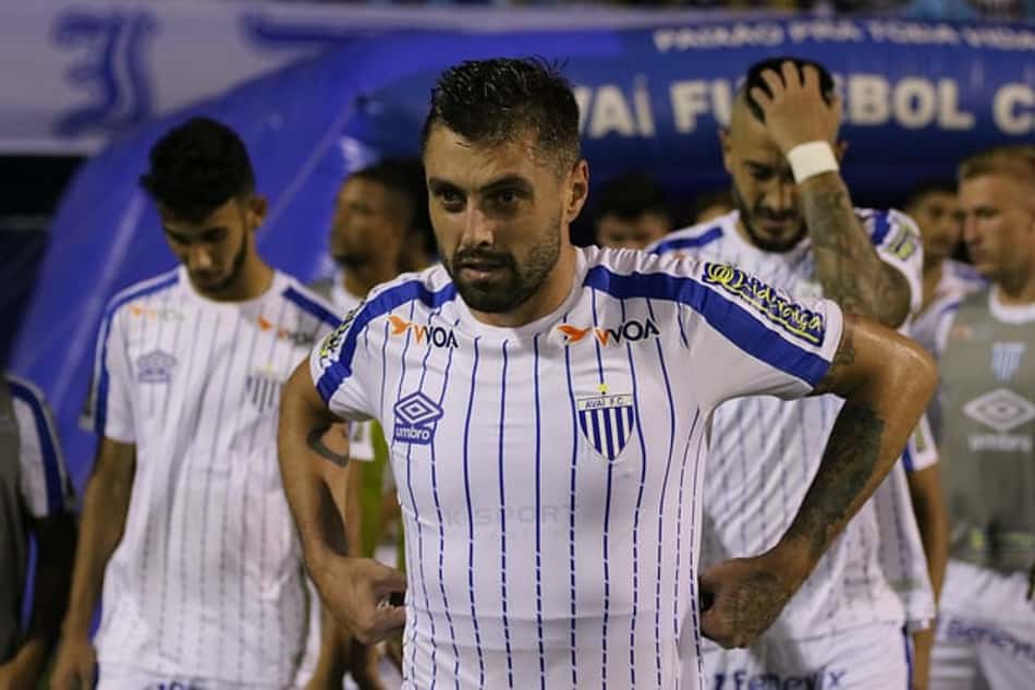 Avaí rescinde contrato do meio-campo André Moritz