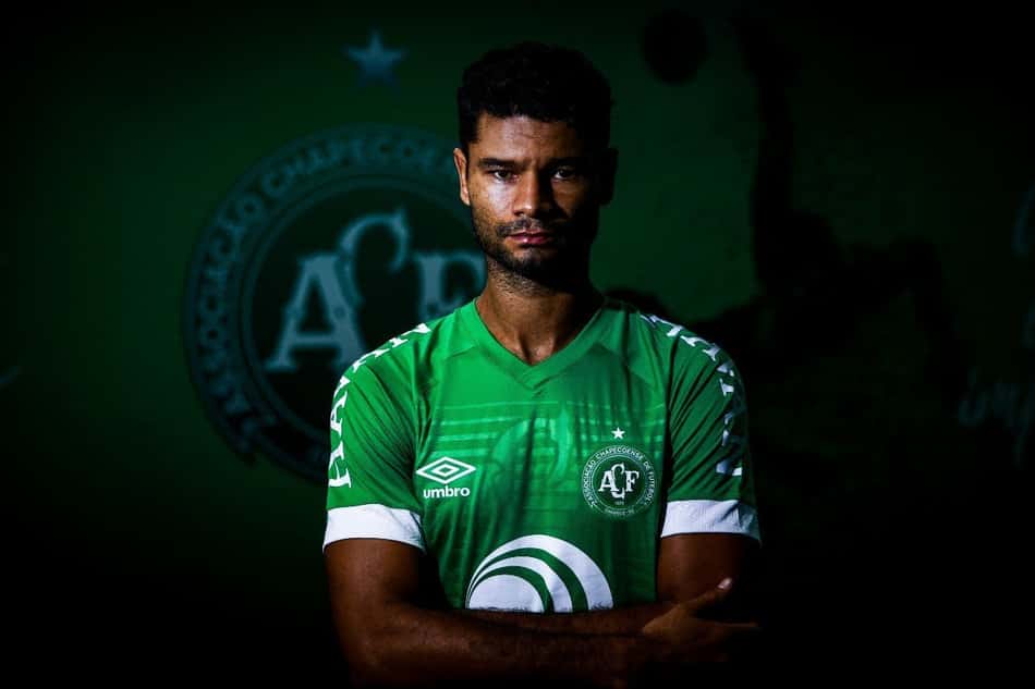 Zagueiro Gum é oficializado como reforço da Chape