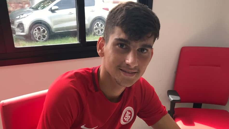Sondado por europeus, atacante assina contrato com o Internacional