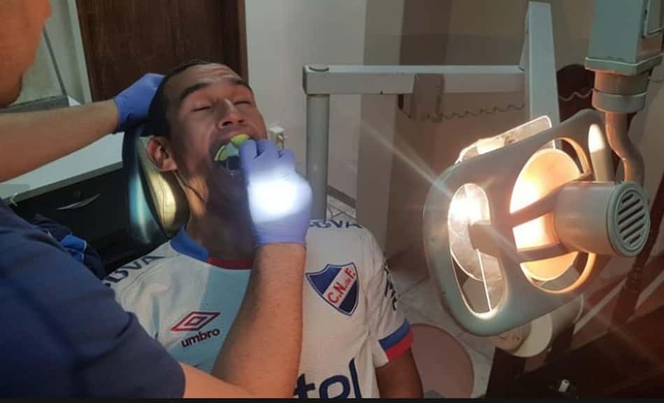 Torcedor do Nacional que teve beijo viralizado ganha prótese dentária