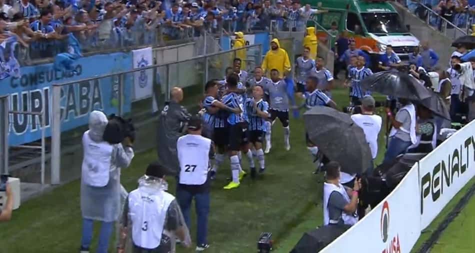 Grêmio vence Inter na Arena e assegura vaga nas quartas do Gauchão como líder