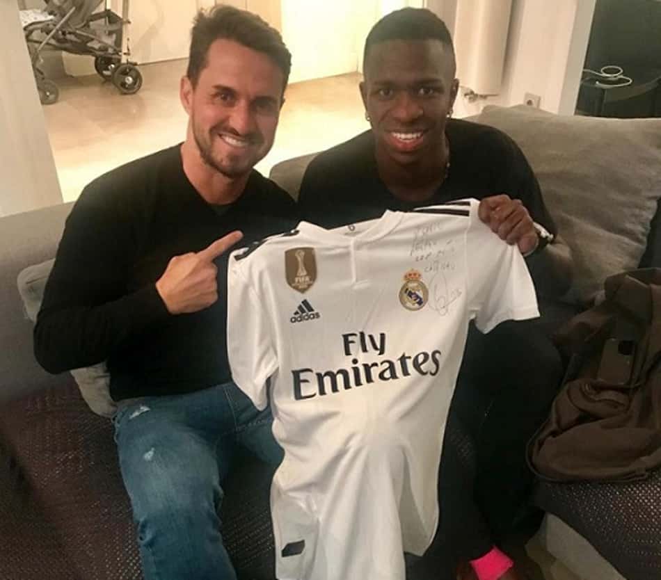 Ex-Flamengo relembra conselho dado por Roberto Carlos, válido para Vinícius Júnior