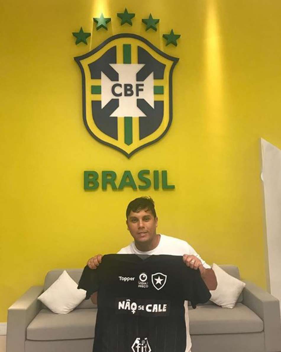 Botafogo gera reações na web ao comemorar convocação de podólogo