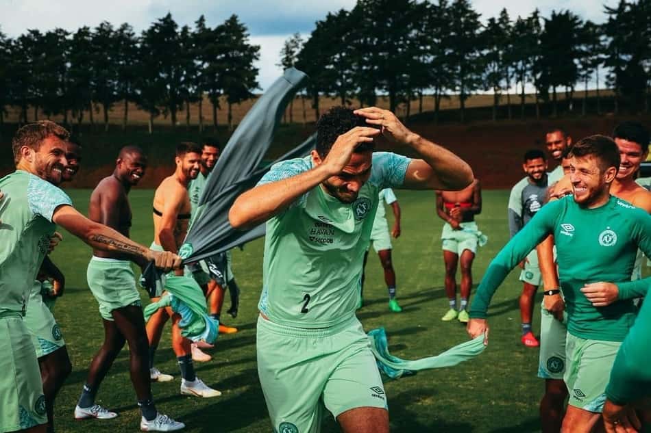 Zagueiro Neto volta a treinar com bola na Chapecoense
