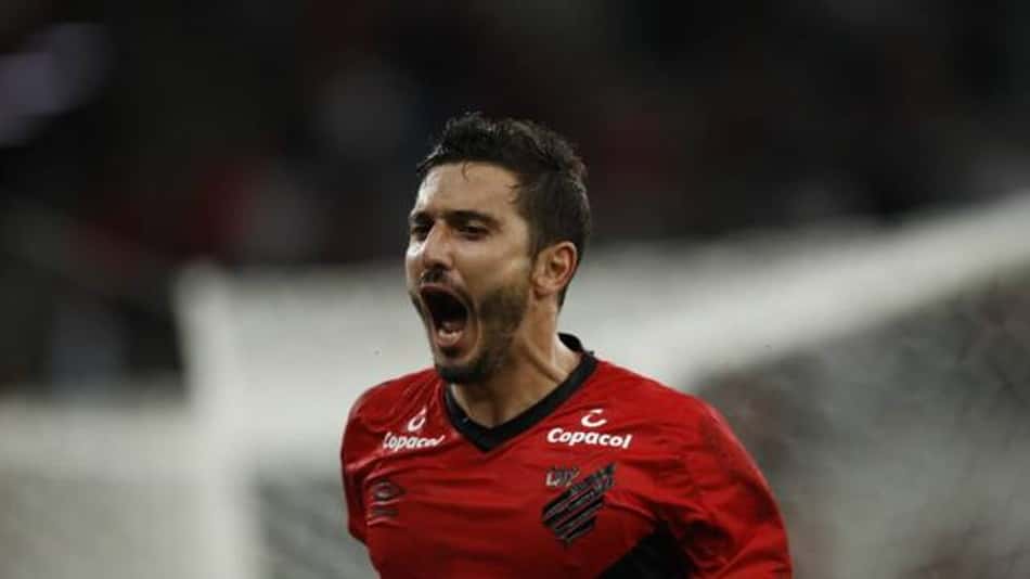 No mercado: Vasco negocia com Marquinho, meia do Athletico-PR