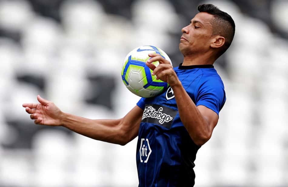 Cícero despista sobre problemas financeiros: 'Temos que jogar futebol'