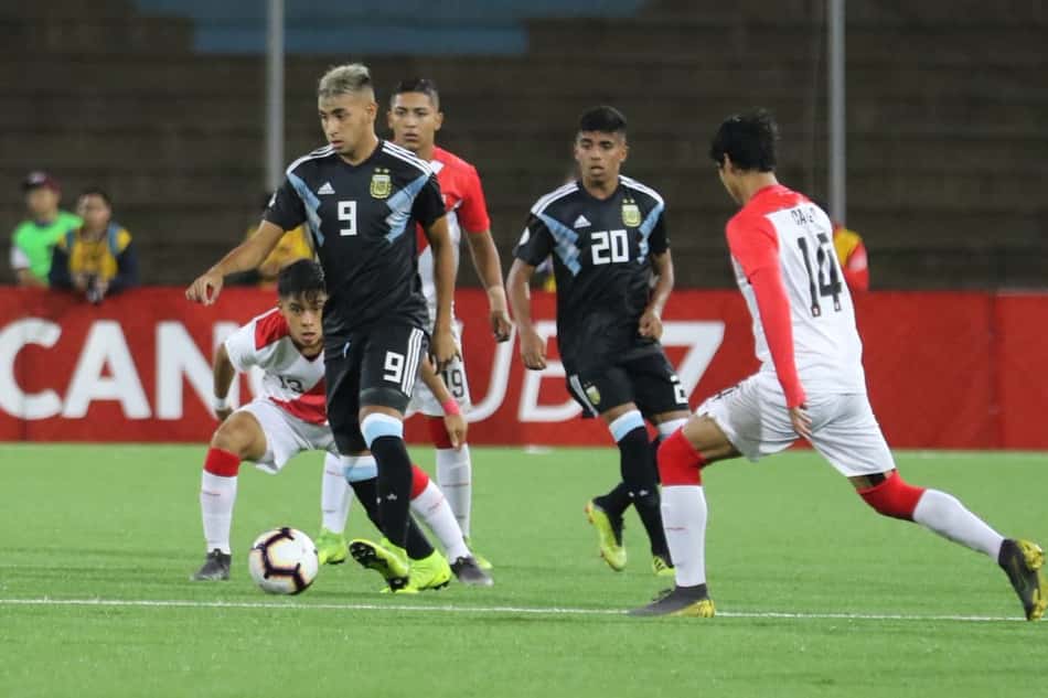 Sistema defensivo do Peru funciona e Argentina empata na estreia do hexagonal