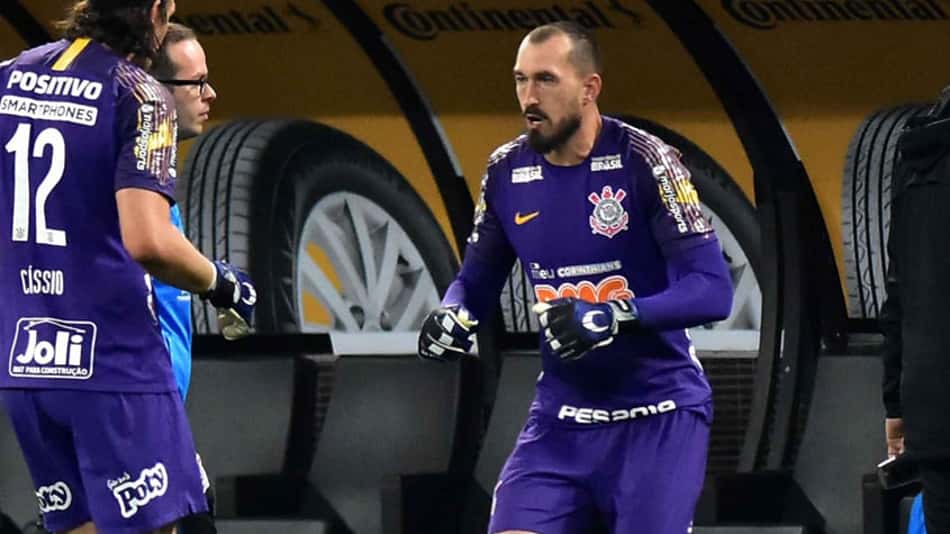 O Corinthians sofreu para avançar na Copa do Brasil diante do Ceará. A dificuldade tornou-se grande após expulsão do goleiro Cássio. Mas Walter, o reserva, acabou evitando que o rival levasse para os pênaltis ao fazer duas boas defesas (notas por Carlos Andrade) 