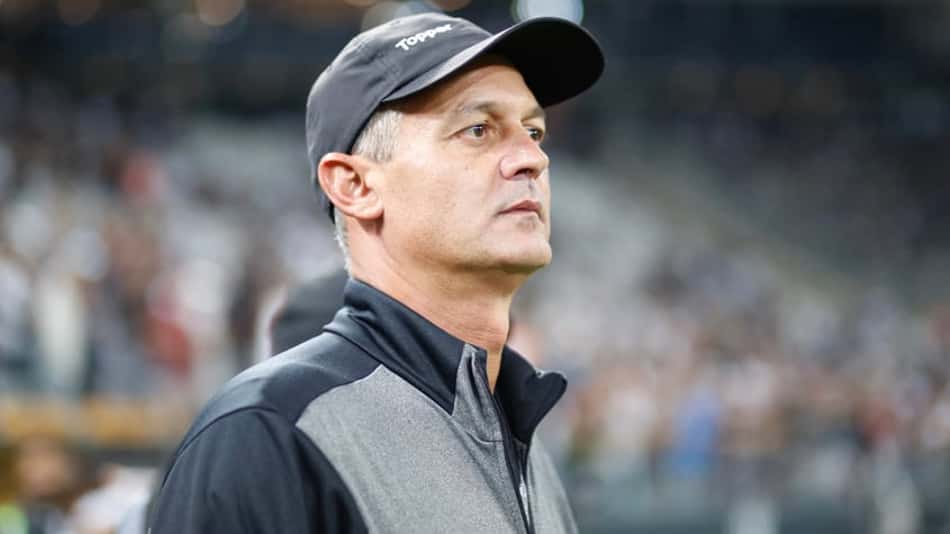 Lisca seria cogitado para substituir Emerson Cris na Chapecoense