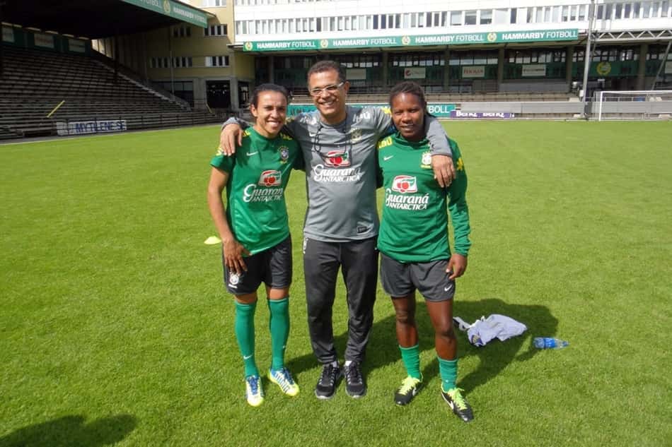 Ronaldo Lima entre Marta e Formiga, ícones da seleção feminina de futebol