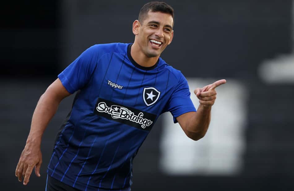 Com 100 gols, Diego Souza inicia Brasileirão pelo 10º clube diferente e como protagonista do Botafogo