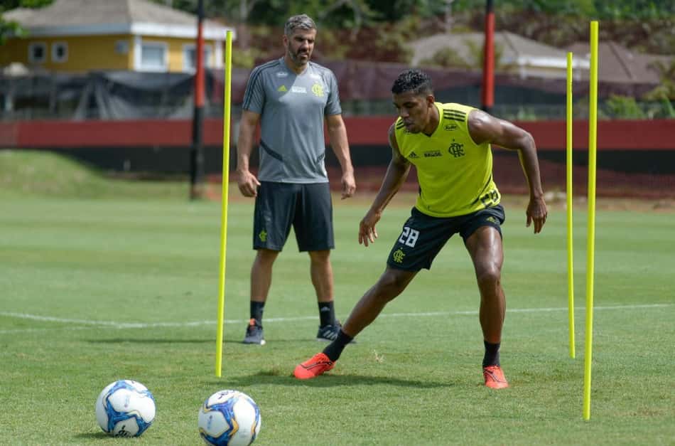 Após um mês de recuperação, Berrío treina com o grupo do Flamengo