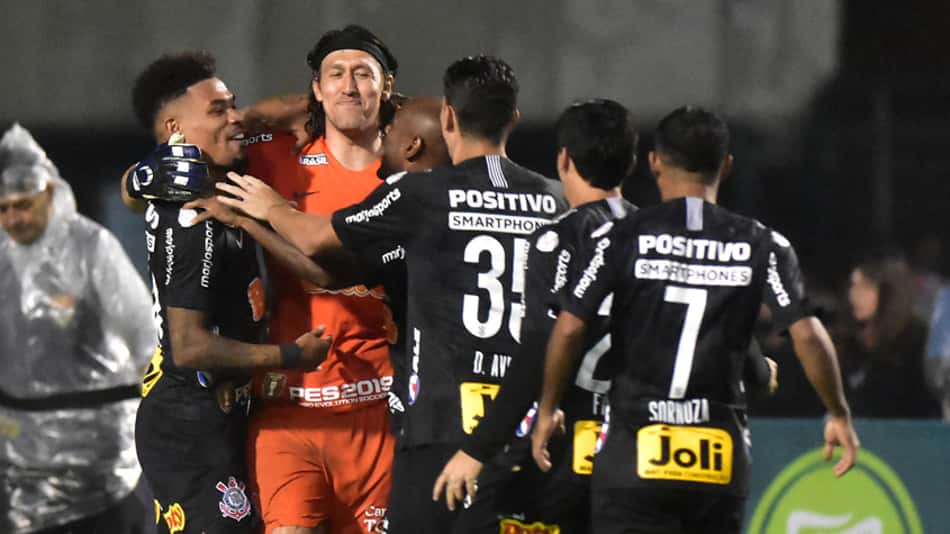 Jogadores comemoram classificação com Cássio 