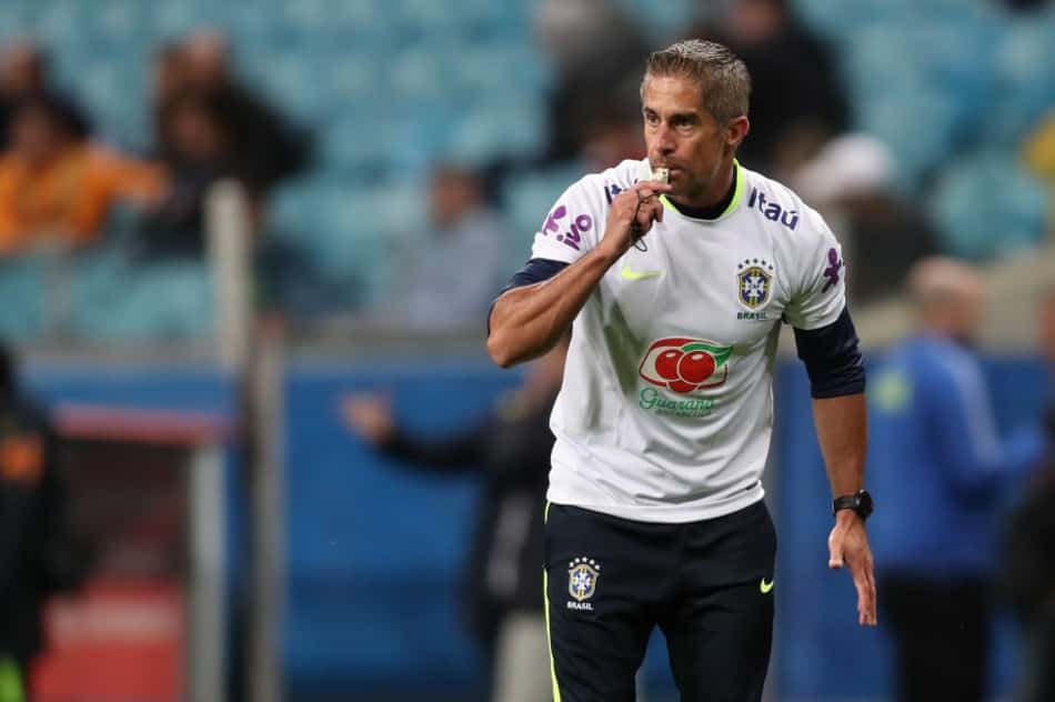 Após duas recusas, Sylvinho vira a 'bola da vez' no Corinthians
