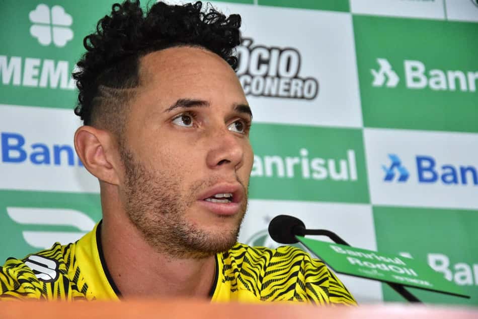 Goleiro Omar é apresentado pelo Juventude