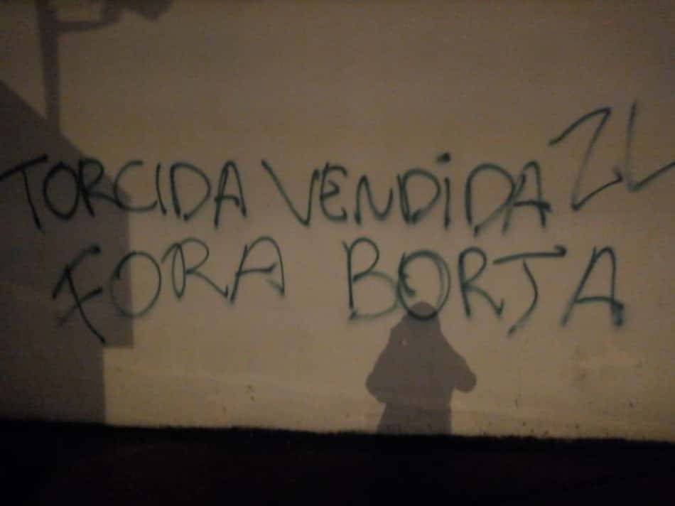 'Time pipoqueiro', 'Fora Borja e Leila': muros do Allianz Parque são pichados