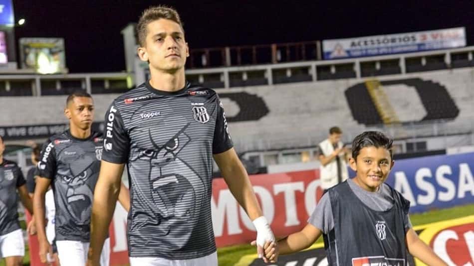Zagueiro da Ponte Preta comemora vaga para final do Troféu do Interior