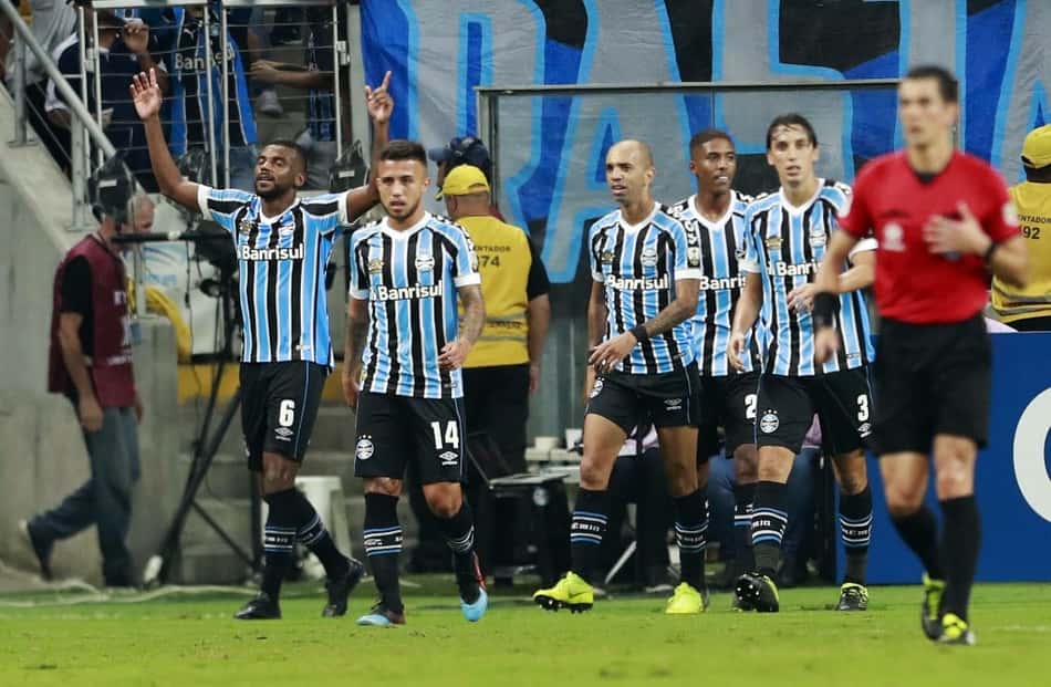 Geromel dispara após triunfo na Libertadores: 'Nosso time é competitivo'
