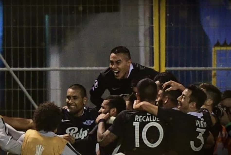 De virada, Libertad vence Católica no Chile e carimba vaga