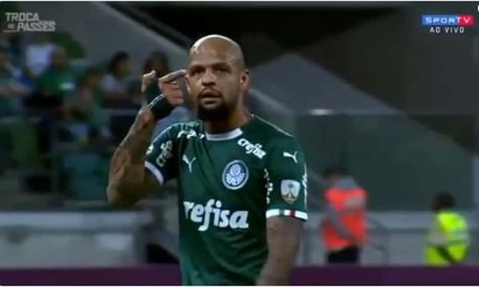 Felipe Melo foi flagrado fazendo gesto de arma