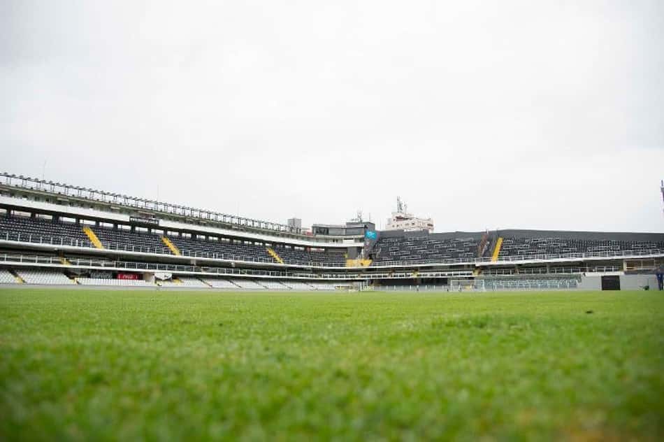 Visão geral da Vila Belmiro, pronta para receber a partida de volta da Copa do Brasil entre Santos x Atlético-GO, ás 21h30. O Santos precisa vencer por dois gols de diferença para se classificar.