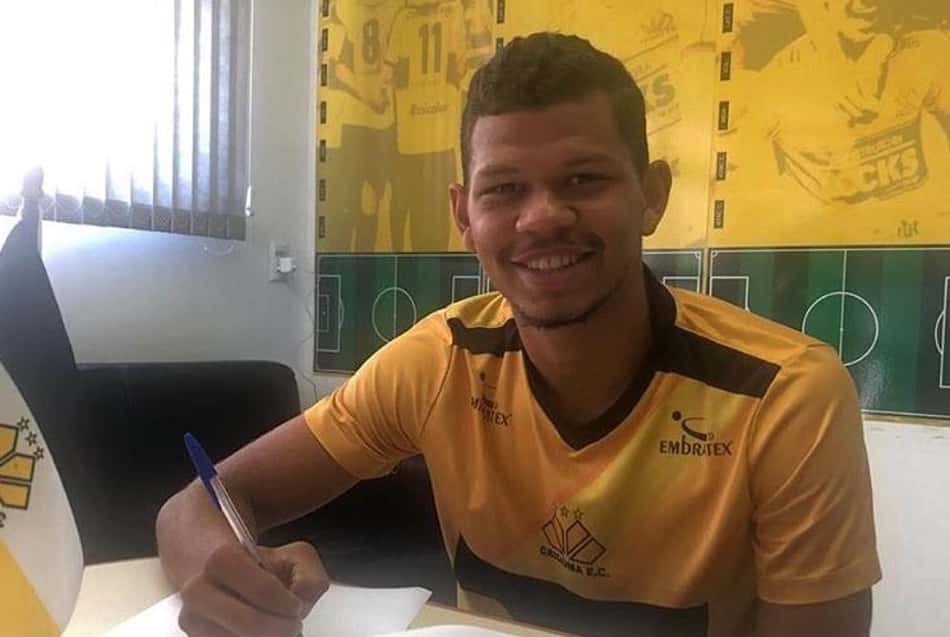 Joia da base, volante Rullian celebra assinatura do primeiro contrato profissional