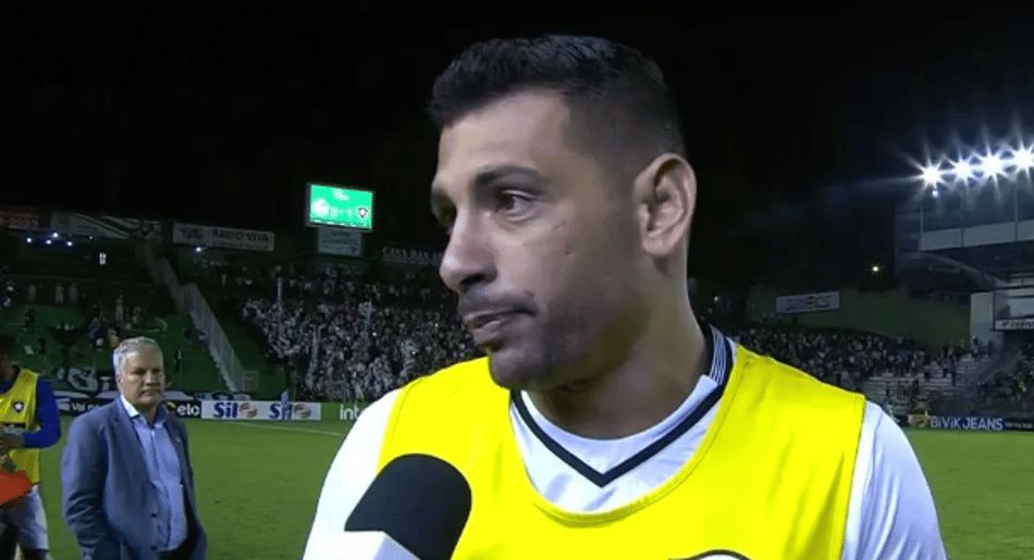Diego Souza critica arbitragem após derrota: 'Mais uma vez prejudicados'