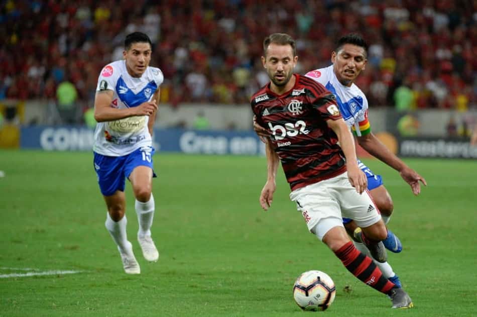 Everton Ribeiro entra na lista dos dez jogadores com mais gols pelo Flamengo na Libertadores