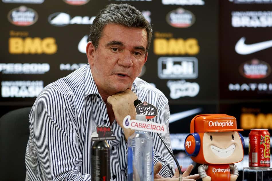 Andrés admite desejo de Michael em jogar no Timão, mas prega cautela; atacante não dá pistas