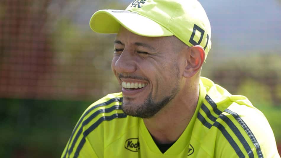 VÍDEO: Diego Alves, do Fla, mostra segurança em treinamento com bola