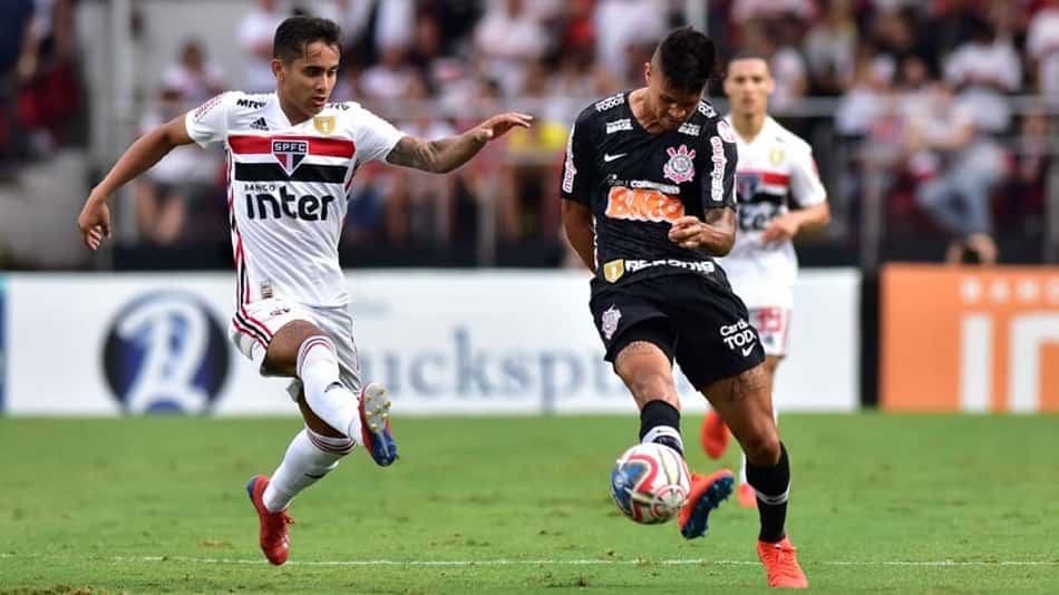 Richard e Everton Felipe disputam jogada 