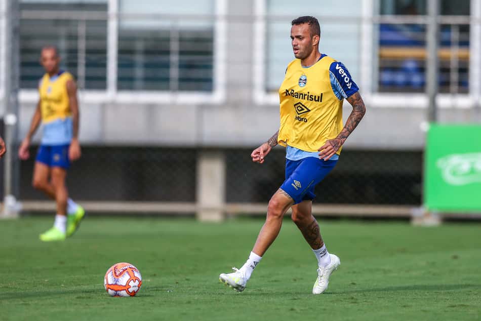 Luan é novidade em treino com bola do Grêmio
