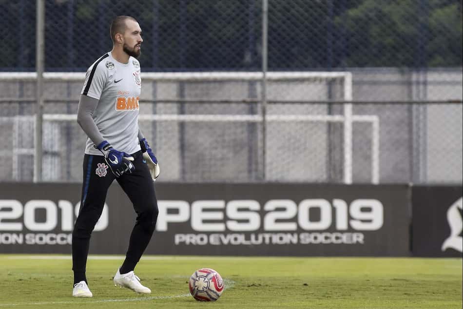 Corinthians acerta renovação de contrato do goleiro Walter