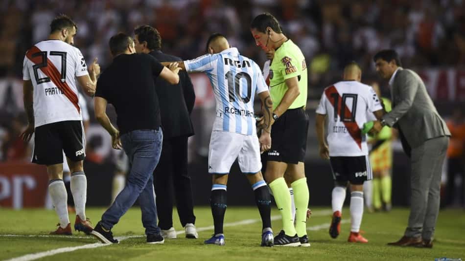 Técnico do Racing é mais um a definir o futuro de Ricardo Centurión