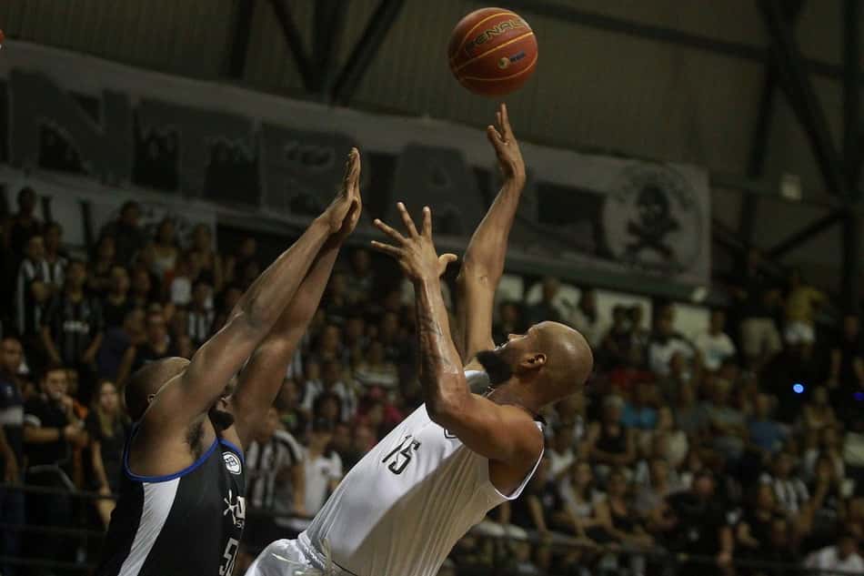 Pinheiros vence Botafogo e empata série pelas quartas de final do NBB