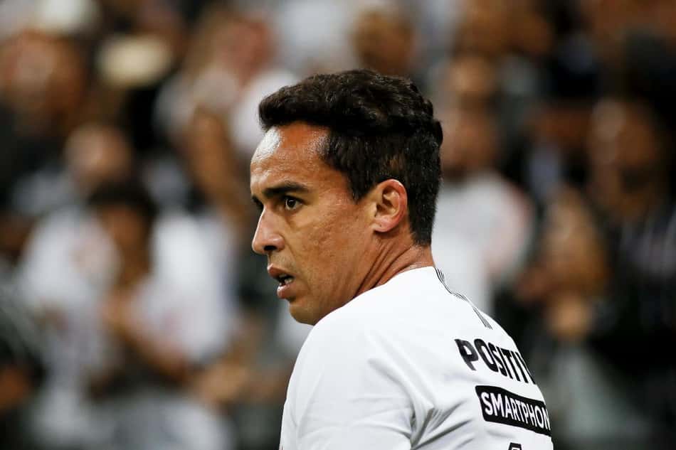 Fora do Corinthians, Jadson cutuca Tiago Nunes em resposta a torcedor