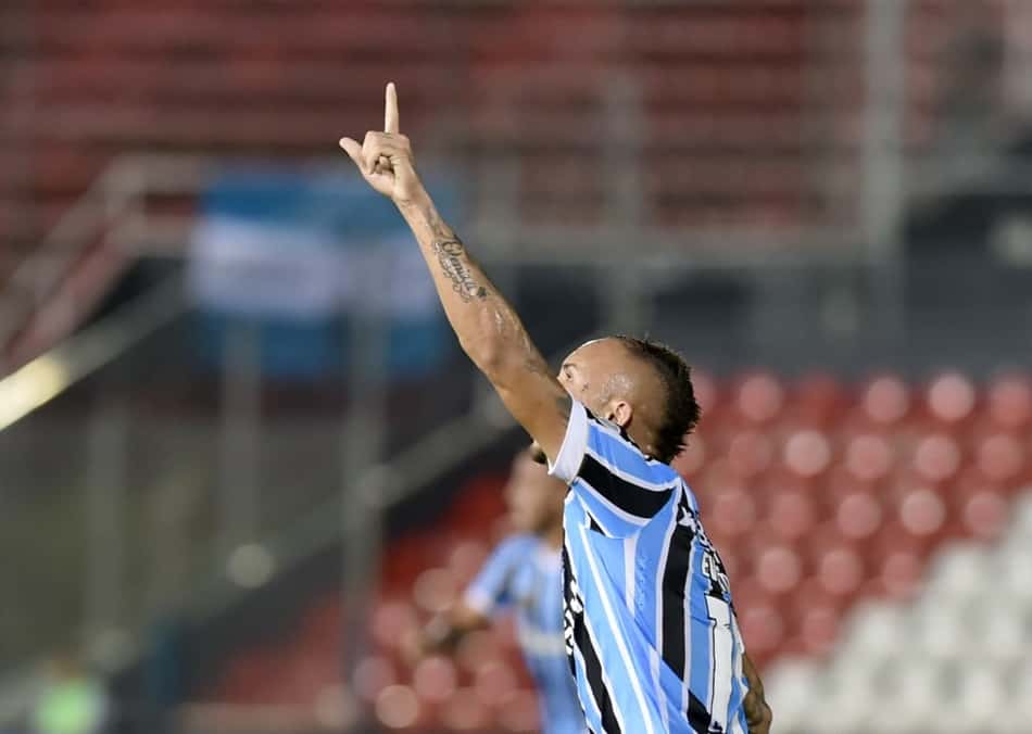 Decisivo, Everton se torna um dos cinco maiores artilheiros do Grêmio na história da Libertadores