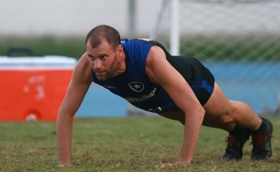 Após 'sofrimento', Carli retorna e revela ambição no Brasileiro: 'Ser protagonista dentro e fora de casa'